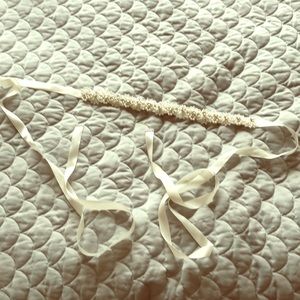 Beaded belt in white with pearls and jewels